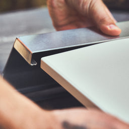 Image 39586840871208 Detail Pizzasteen wordt in het rek geplaatst