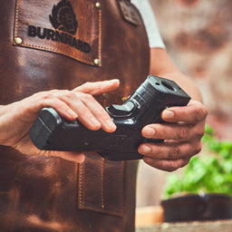 Image 39653653152040 Infraroodthermometer wordt vastgehouden