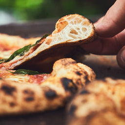 Image 39653653217576 Moodbeeld doorsnede van perfect gebakken pizza