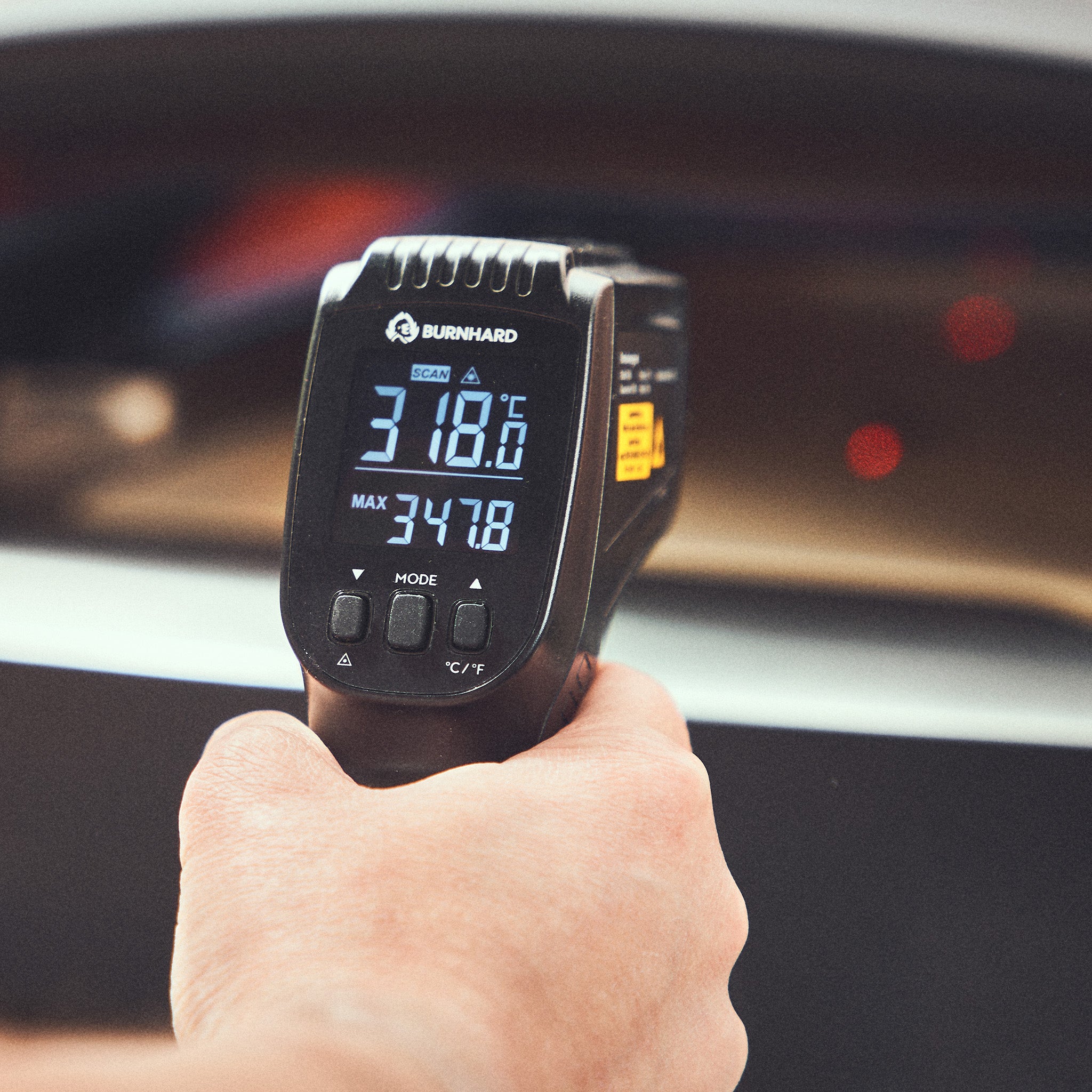 Infraroodthermometer waarbij de meting wordt gedaan op een pizzasteen Infraroodthermometer waarbij de meting wordt gedaan op een pizzasteen