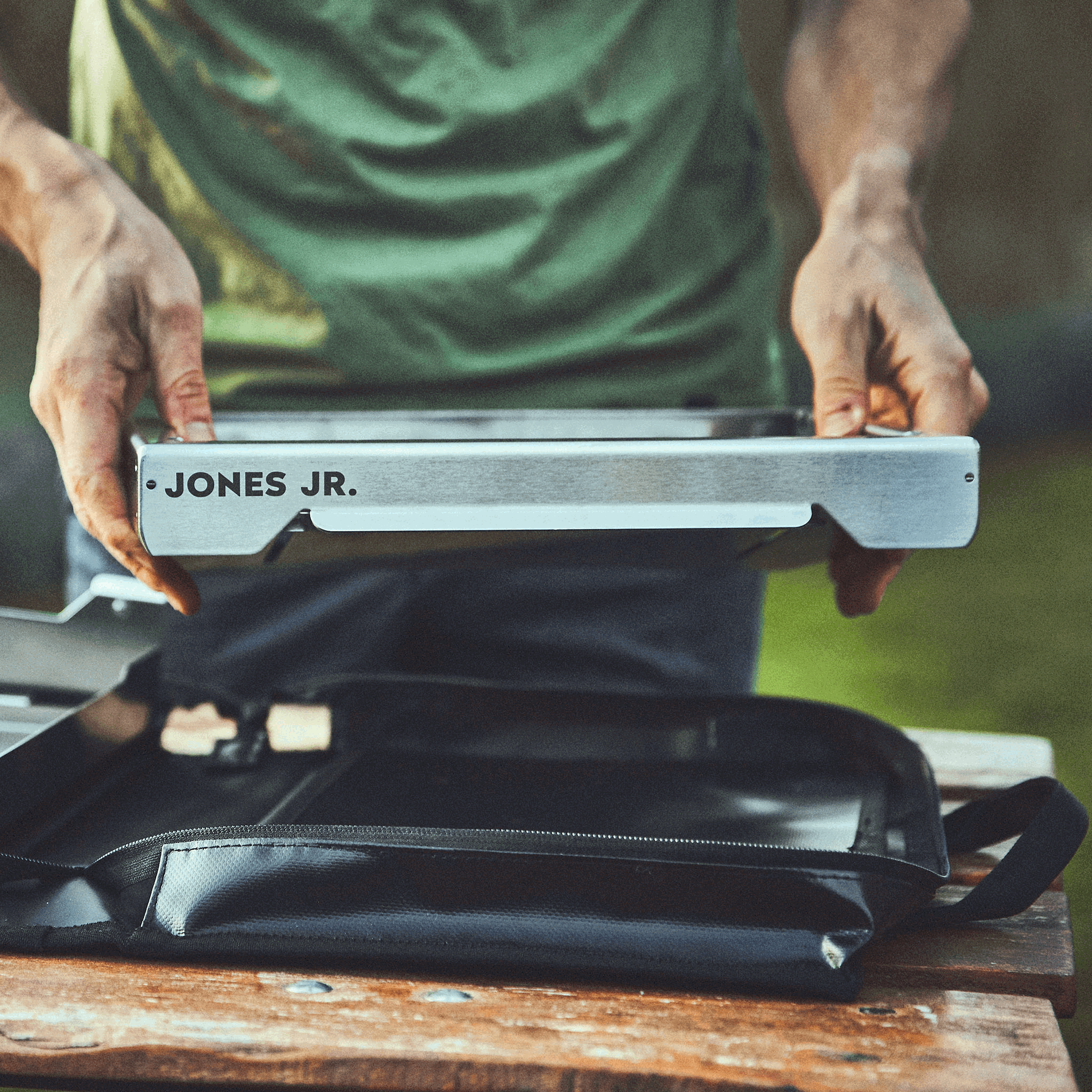 GIF JONES Jr. wordt uitgevouwen GIF JONES Jr. wordt uitgevouwen