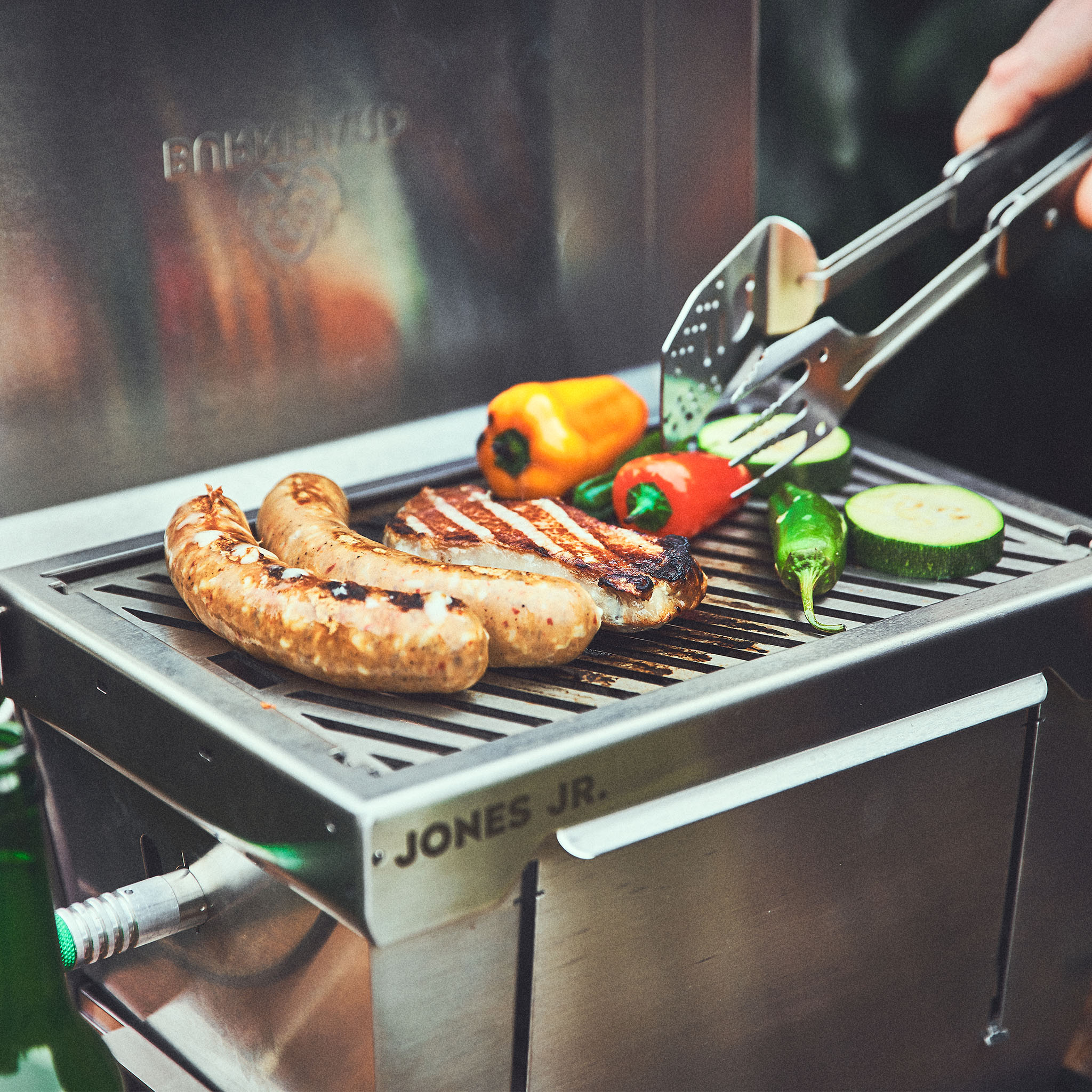 Groenten en worst worden gegrild op de JONES Groenten en worst worden gegrild op de JONES