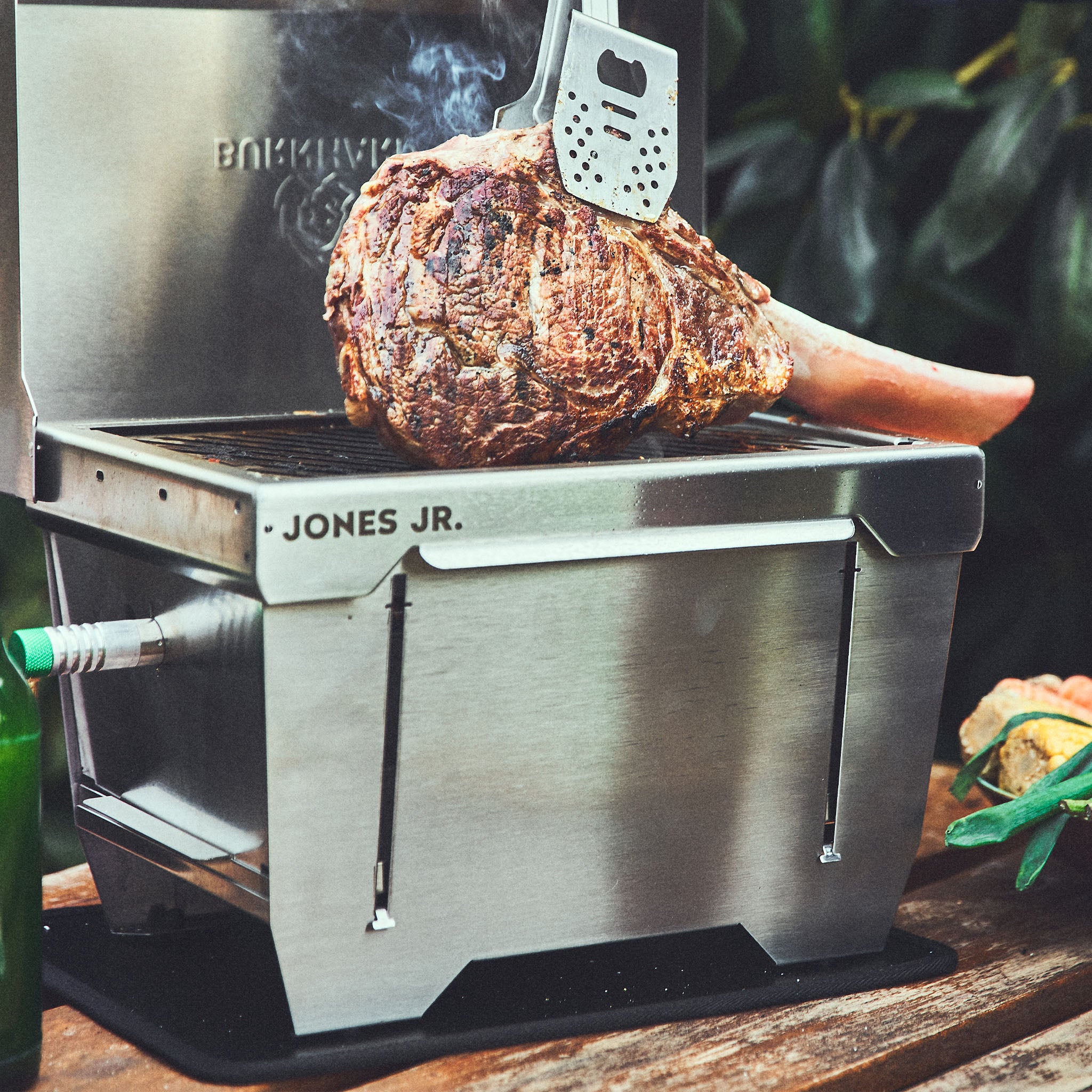 Vlees wordt gegrild op de campingbarbecue Vlees wordt gegrild op de campingbarbecue