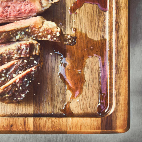 Detailweergave van de sapgroef voor schone opvang van vleessappen Detailweergave van de sapgroef voor schone opvang van vleessappen