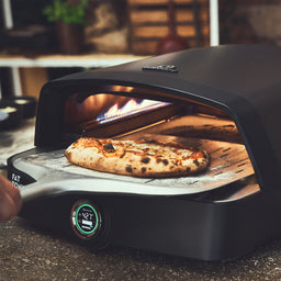 Image 40011166253352 Kant-en-klare pizza wordt uit de oven gehaald