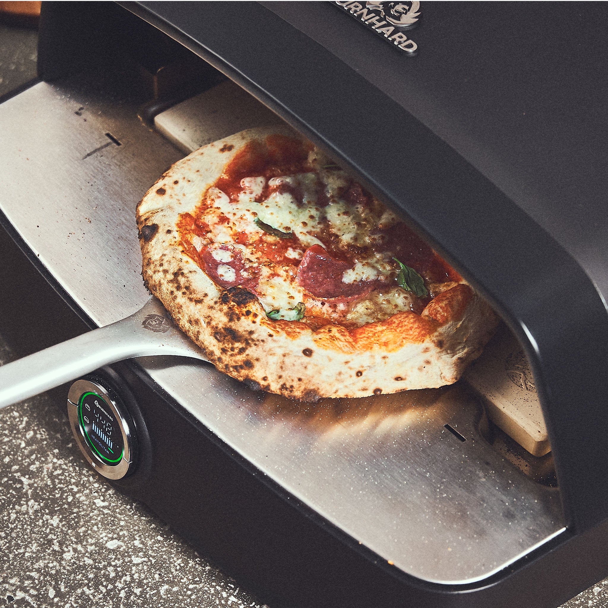 Pizza is gemakkelijk te verplaatsen in de oven dankzij het extra lange inleggedeelte Pizza is gemakkelijk te verplaatsen in de oven dankzij het extra lange inleggedeelte