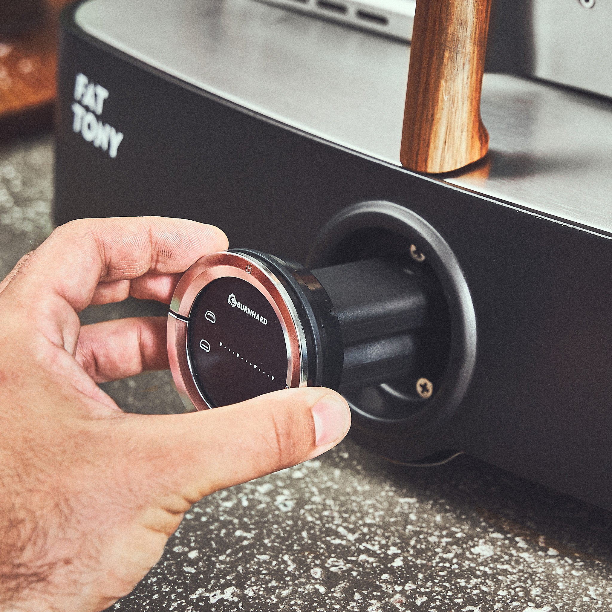 Verwijderbare thermometer wordt geplaatst Verwijderbare thermometer wordt geplaatst