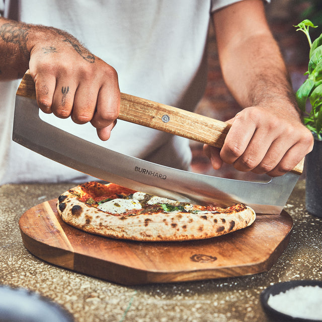 Tafereel Pizza wordt gesneden met een pizzames