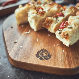 Pizzasteen met pizzabodem, pizzaschilmes en pizzabord