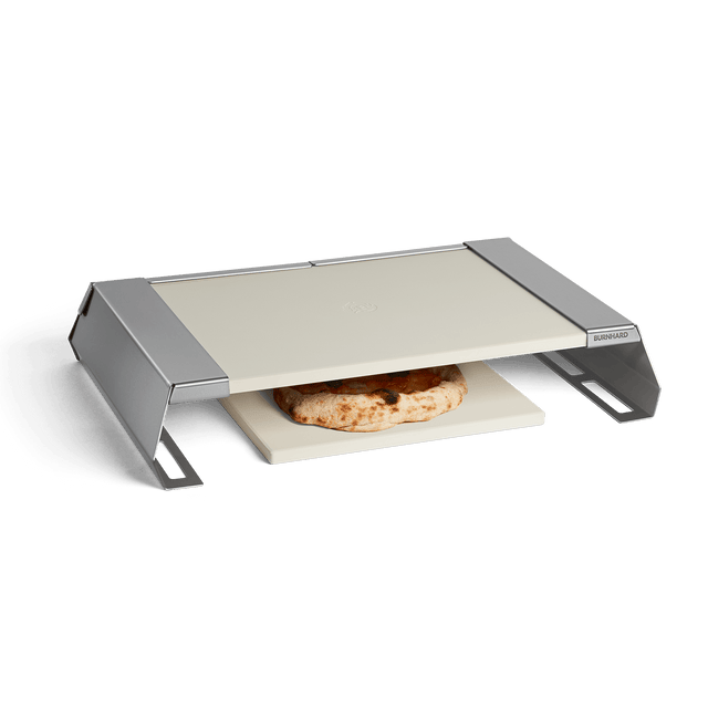 Pizza-opzetstuk voor gasbarbecues aan de zijkant tegen een witte achtergrond