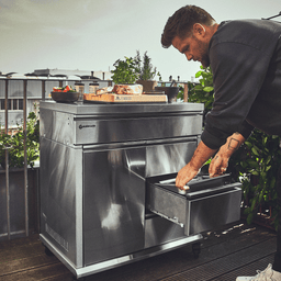946338 De lade van de barbecuescène wordt gevuld