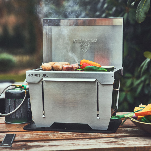 Grill groenten en vlees op de JONES Jr. campinggrill