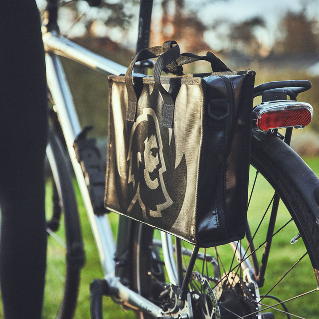 Opbergtas bevestigd aan de fiets