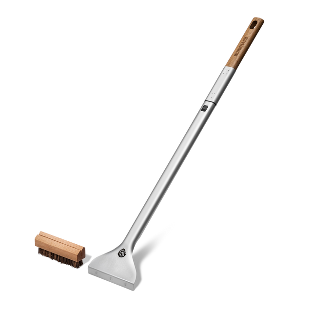 Pizzaoven borstel met schraper en borstelopzetstuk aan de zijkant voor een witte achtergrond