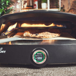 Pizza wordt in de oven gedraaid met een pizzadraaier