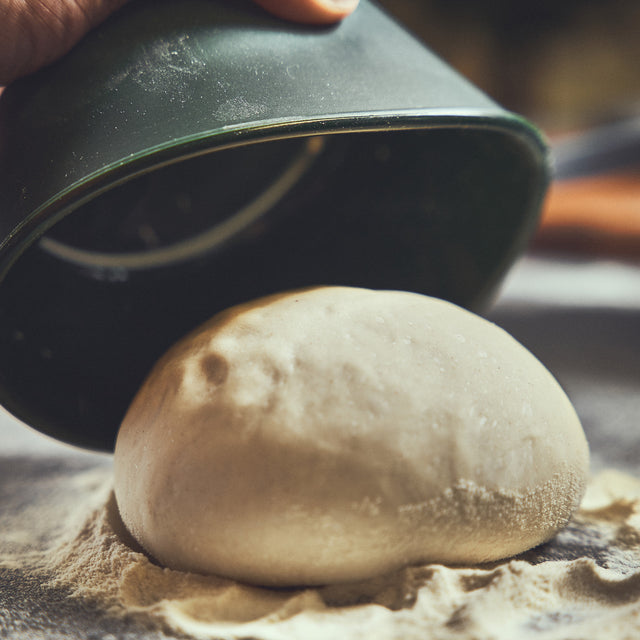 Deegstuk wordt uit de pizzabollendoos gekiept