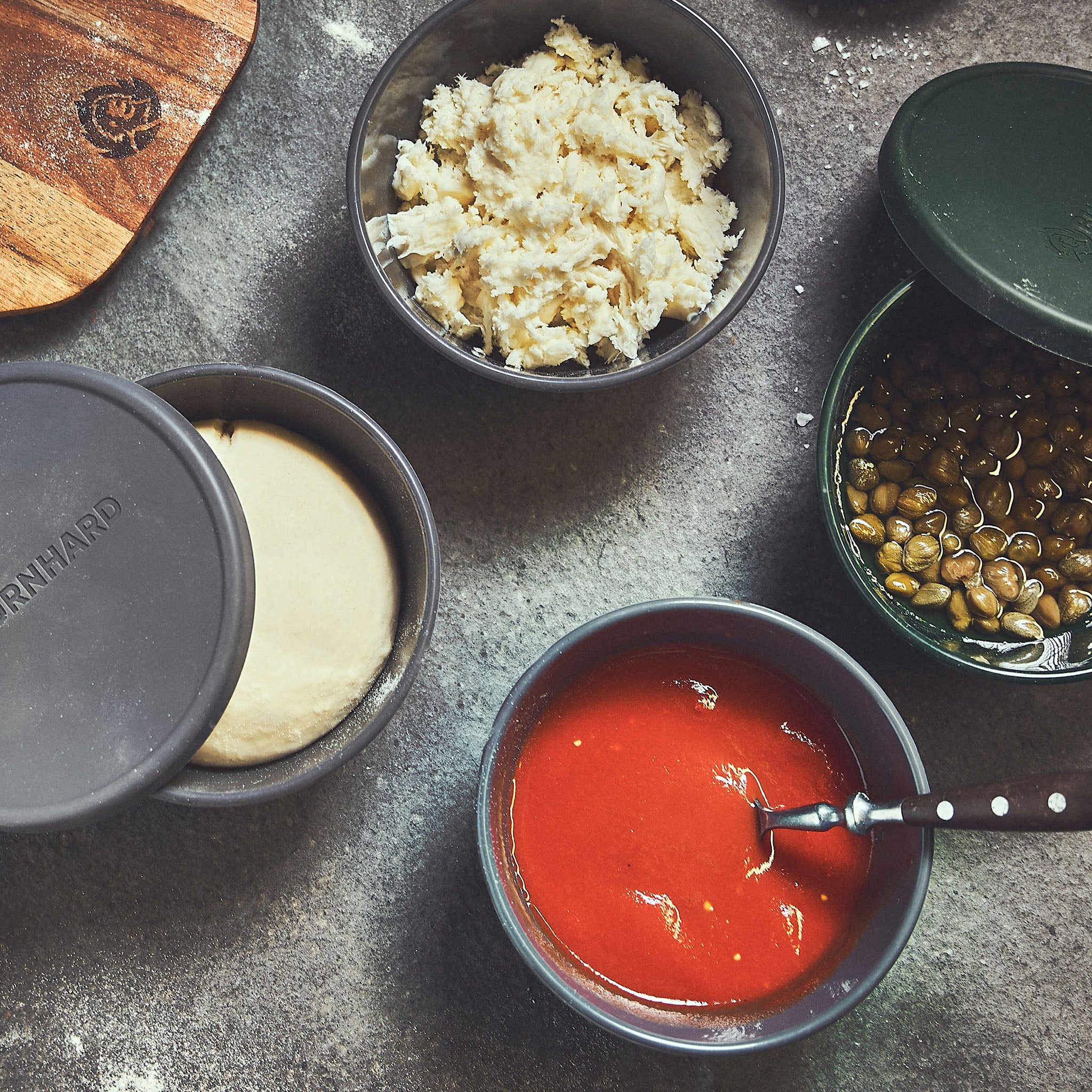 Bovenaanzicht van balenkisten gevuld met verschillende vloeibare en droge ingrediënten 946411, 946592